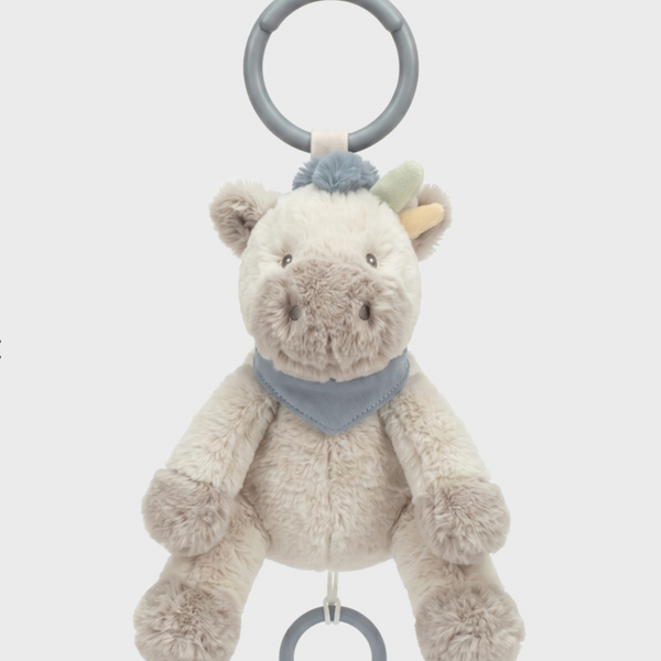 La peluche musicale Lino nomade 20 cm Noukie's accompagne bébé dès la naissance avec la douce Berceuse de Brahms. Compacte, légère et facile à emporter, elle fonctionne sans piles grâce à son mécanisme à traction. Un compagnon idéal pour rassurer bébé et instaurer une routine de sommeil aussi bien à la maison qu'en déplacement. Peluche musicale Lino nomade 20 cm Noukie's avec Berceuse de Brahms, idéale dès la naissance pour apaiser bébé à la maison comme en déplacement.