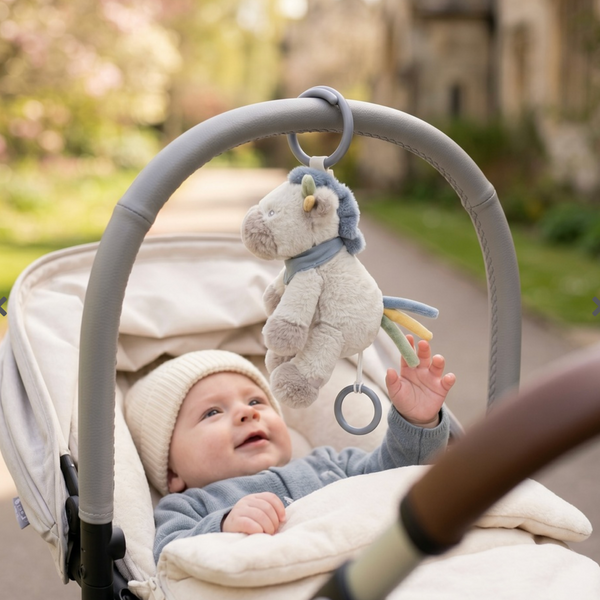 La peluche musicale Lino nomade 20 cm Noukie's accompagne bébé dès la naissance avec la douce Berceuse de Brahms. Compacte, légère et facile à emporter, elle fonctionne sans piles grâce à son mécanisme à traction. Un compagnon idéal pour rassurer bébé et instaurer une routine de sommeil aussi bien à la maison qu'en déplacement. Peluche musicale Lino nomade 20 cm Noukie's avec Berceuse de Brahms, idéale dès la naissance pour apaiser bébé à la maison comme en déplacement.