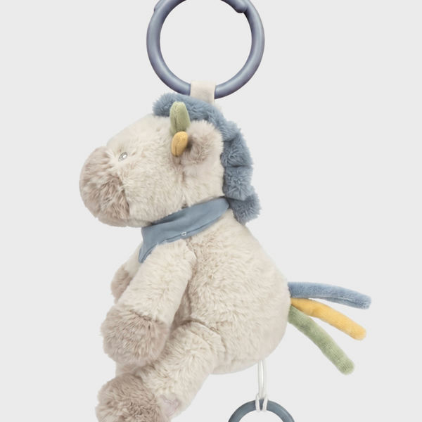 La peluche musicale Lino nomade 20 cm Noukie's accompagne bébé dès la naissance avec la douce Berceuse de Brahms. Compacte, légère et facile à emporter, elle fonctionne sans piles grâce à son mécanisme à traction. Un compagnon idéal pour rassurer bébé et instaurer une routine de sommeil aussi bien à la maison qu'en déplacement. Peluche musicale Lino nomade 20 cm Noukie's avec Berceuse de Brahms, idéale dès la naissance pour apaiser bébé à la maison comme en déplacement.