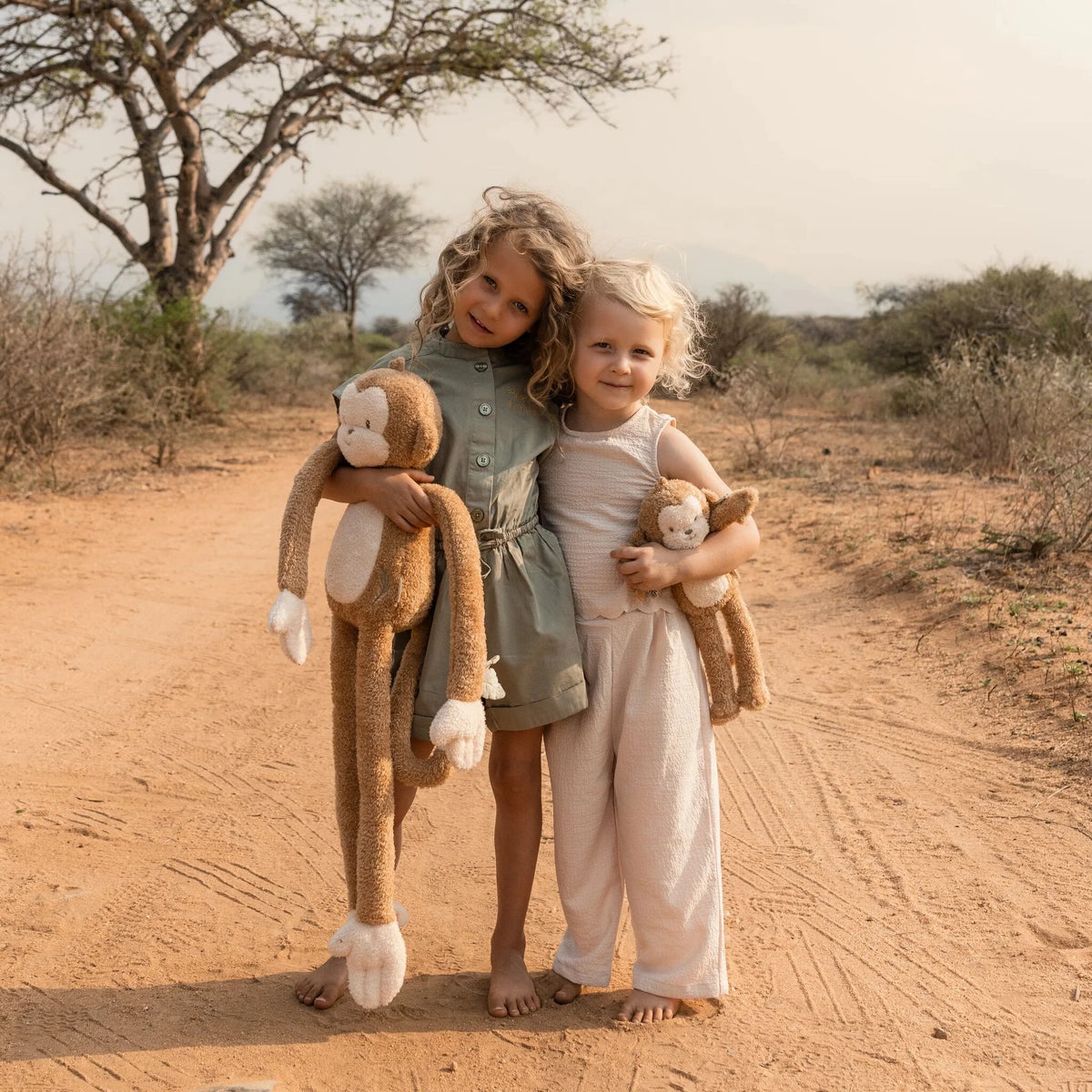 Peluche singe XL Safari Friends : le compagnon géant parfait pour des câlins et des aventures dès 12 mois. LITTLE DUTCH