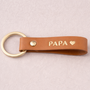 Porte-clé Papa en cuir camel double face avec cœur, bords cirés. Fabrication française. Cadeau papa élégant, durable et plein de sens.