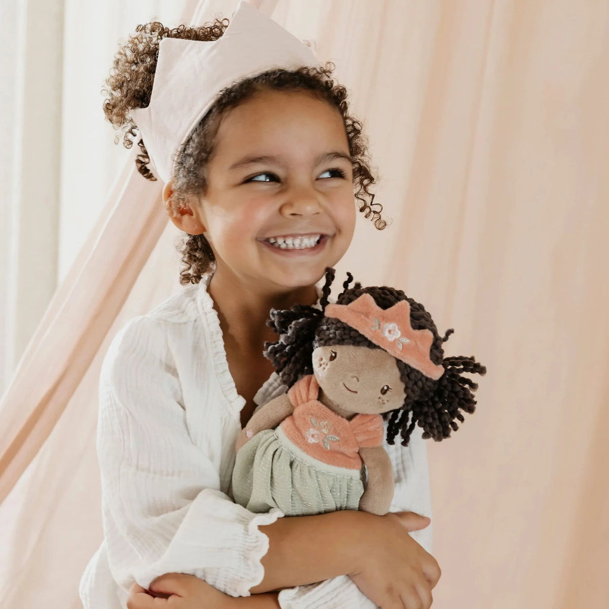 Poupée princesse 35 cm douce et souple. Idéale dès 12 mois pour stimuler l’imagination et les jeux féeriques.