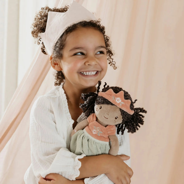 Poupée princesse 35 cm douce et souple. Idéale dès 12 mois pour stimuler l’imagination et les jeux féeriques.