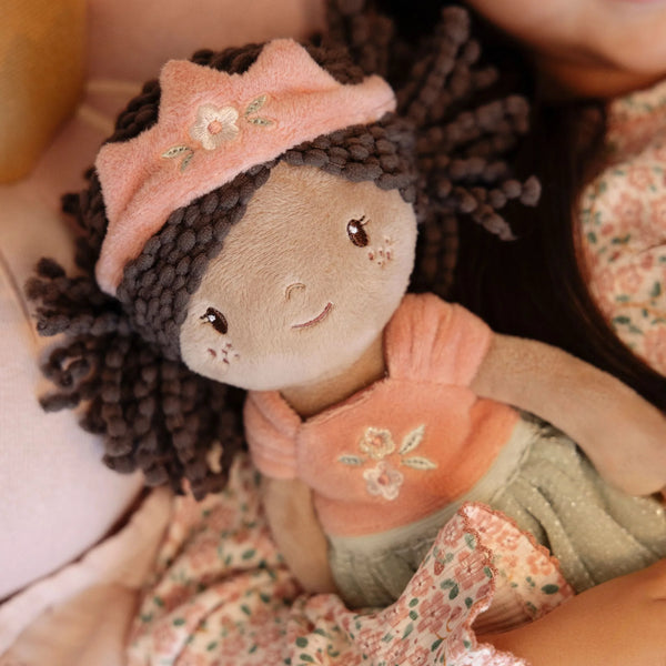 Poupée princesse 35 cm douce et souple. Idéale dès 12 mois pour stimuler l’imagination et les jeux féeriques.