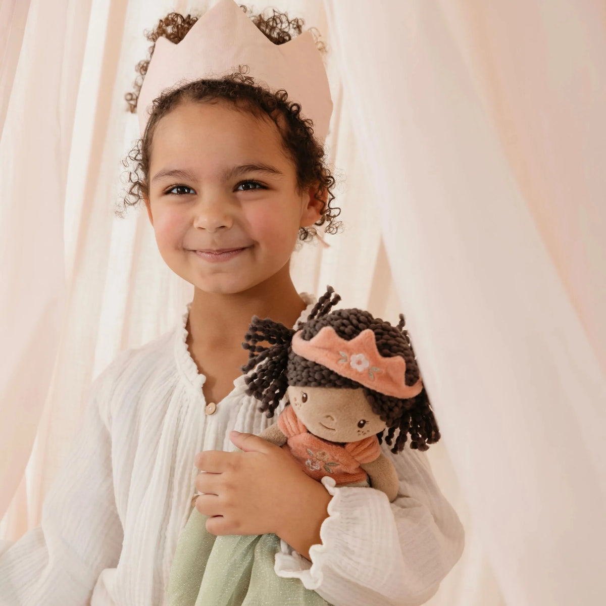 Poupée princesse 35 cm douce et souple. Idéale dès 12 mois pour stimuler l’imagination et les jeux féeriques.