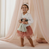 Poupée princesse 35 cm douce et souple. Idéale dès 12 mois pour stimuler l’imagination et les jeux féeriques.