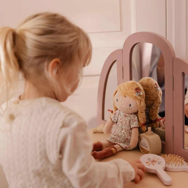 Poupée en peluche 35 cm toute douce dès 12 mois. Doudou rassurant pour câlins, jeux calmes et imagination.