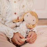 Poupée en peluche 35 cm toute douce dès 12 mois. Doudou rassurant pour câlins, jeux calmes et imagination.