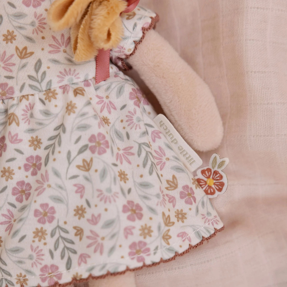 Poupée en peluche 35 cm toute douce dès 12 mois. Doudou rassurant pour câlins, jeux calmes et imagination.