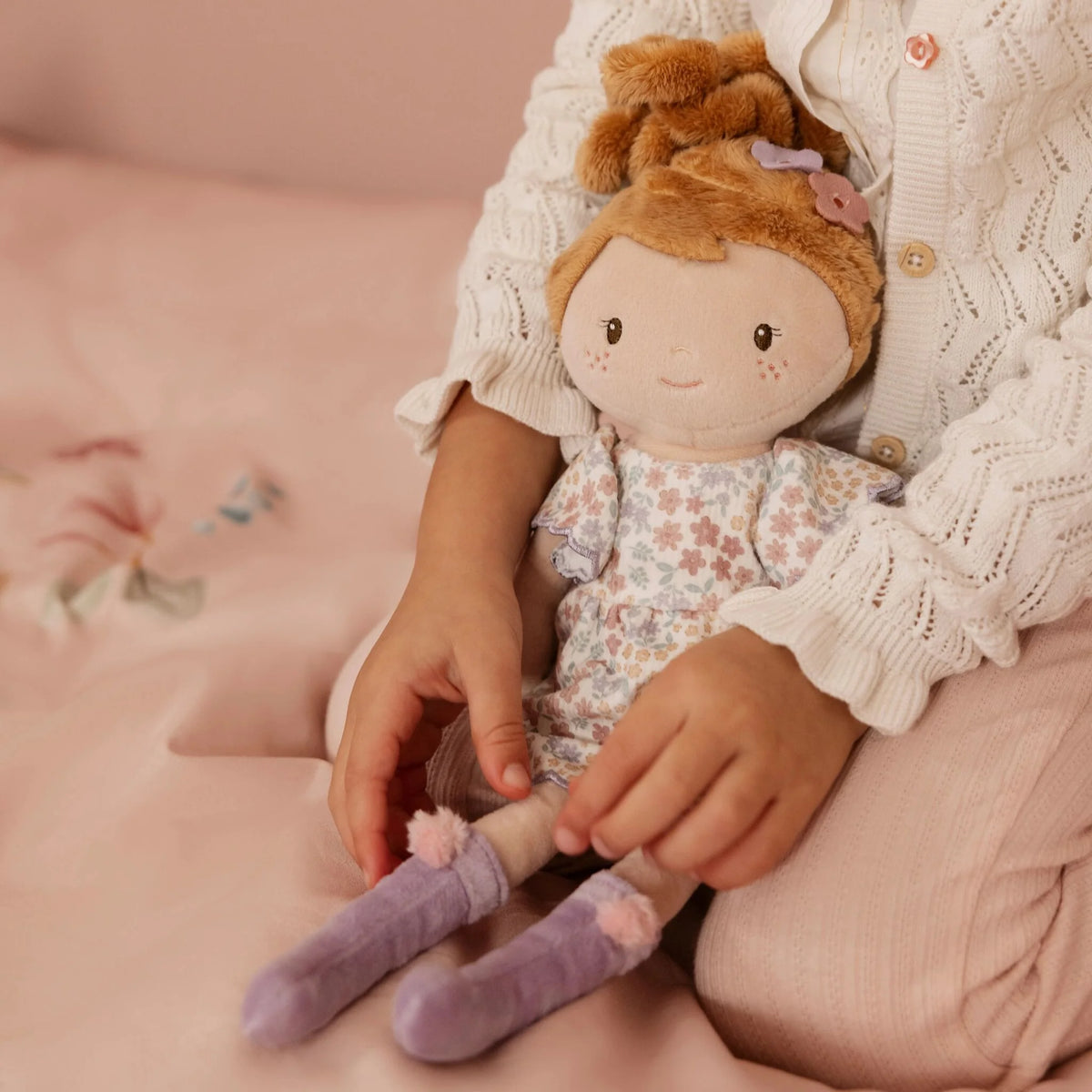 Poupée en tissu 35 cm douce et légère, idéale dès 12 mois. Compagne rassurante pour jouer et câliner.poupée câlin enfant 1 an