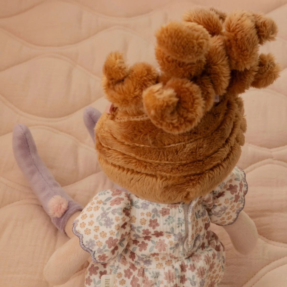 Poupée en tissu 35 cm douce et légère, idéale dès 12 mois. Compagne rassurante pour jouer et câliner.poupée câlin enfant 1 an