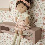 Poupée en tissu 35 cm douce et moelleuse, idéale dès 12 mois. Compagne rassurante pour le jeu et les câlins.