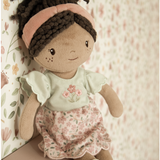 Poupée en tissu 35 cm douce et moelleuse, idéale dès 12 mois. Compagne rassurante pour le jeu et les câlins.