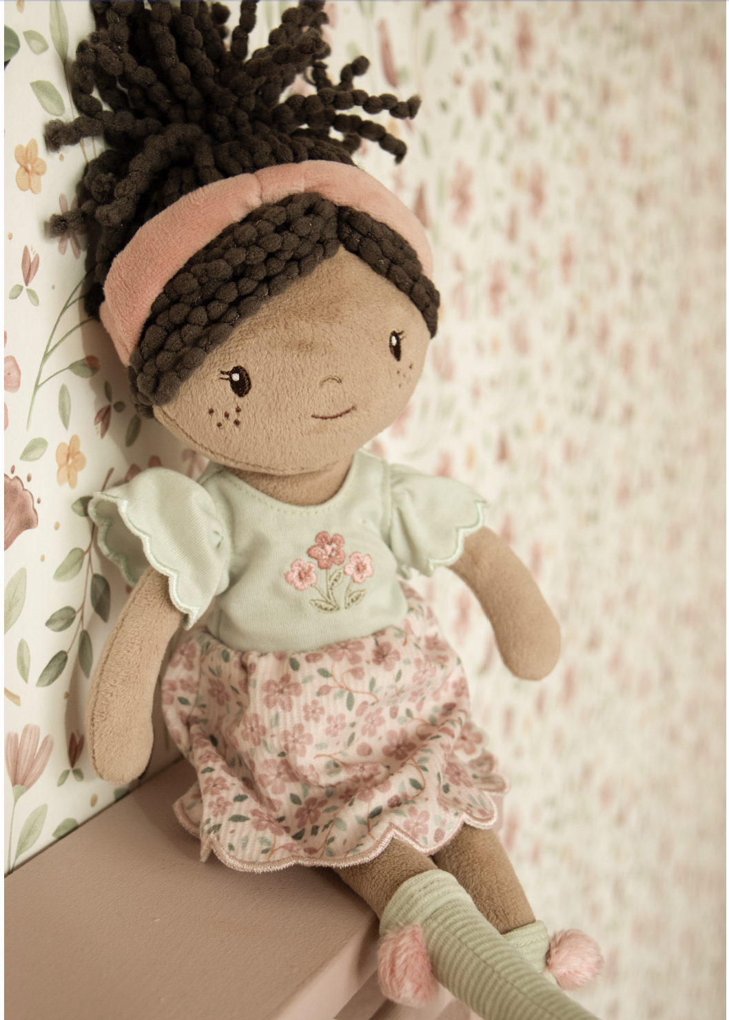 Poupée en tissu 35 cm douce et moelleuse, idéale dès 12 mois. Compagne rassurante pour le jeu et les câlins.