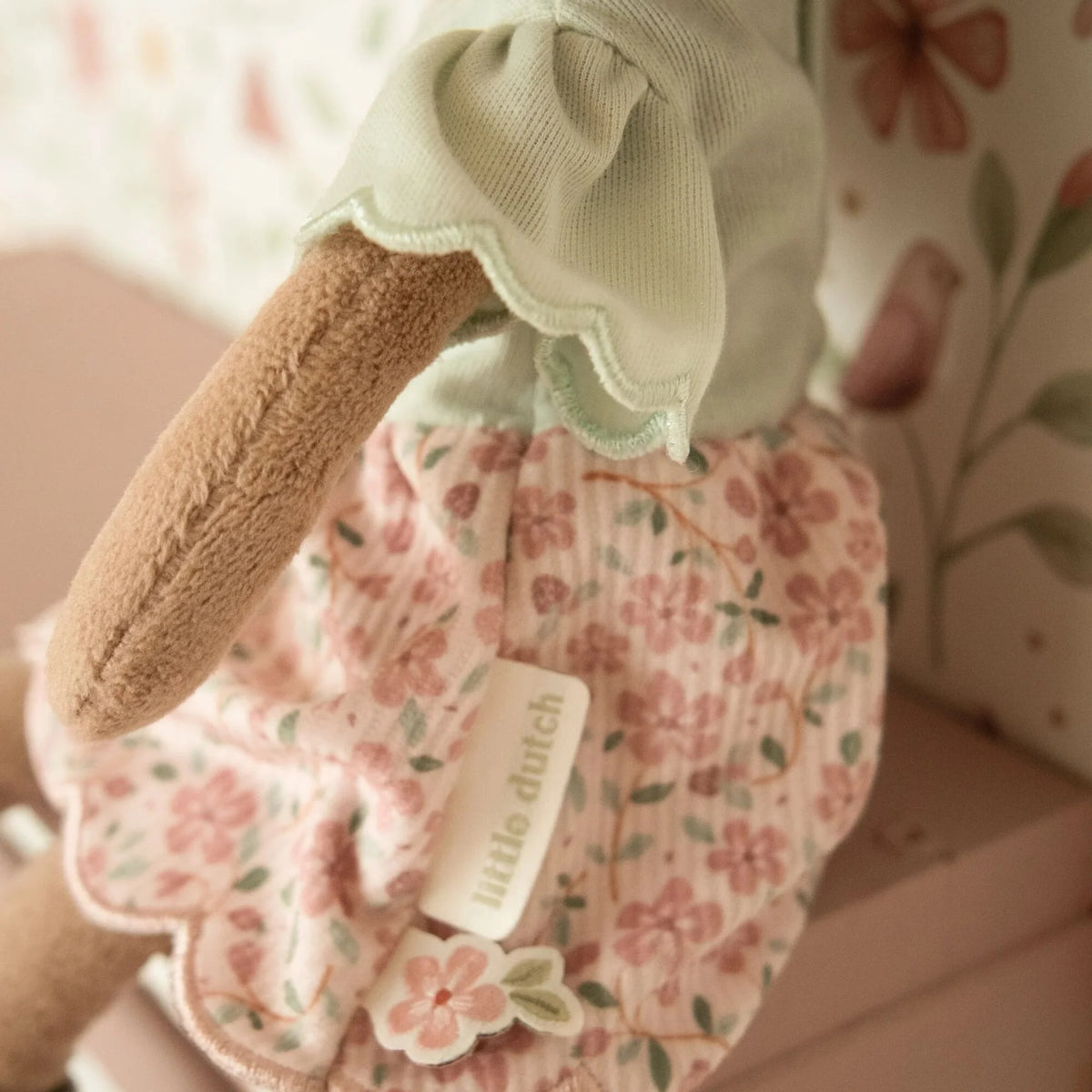 Poupée en tissu 35 cm douce et moelleuse, idéale dès 12 mois. Compagne rassurante pour le jeu et les câlins.