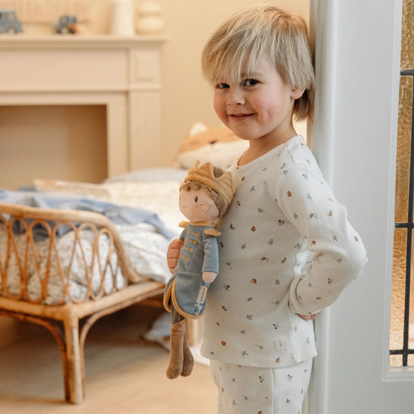 Poupée en tissu 35 cm Prince Jim, douce et royale. Idéale dès 12 mois pour stimuler l’imagination. Une belle poupée souple pour un bébé de 1 an