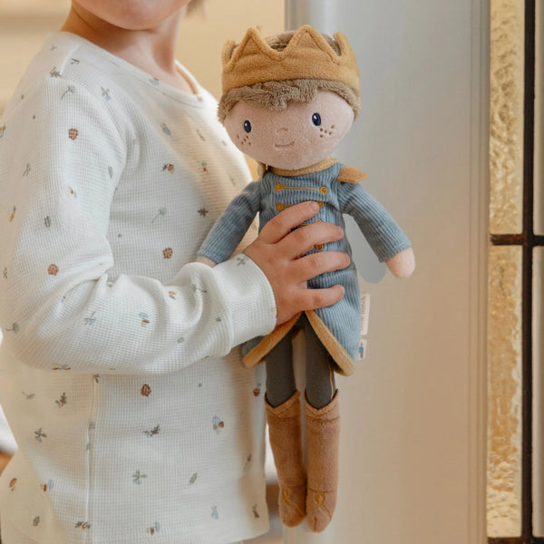 Poupée en tissu 35 cm Prince Jim, douce et royale. Idéale dès 12 mois pour stimuler l’imagination. Une belle poupée souple pour un bébé de 1 an