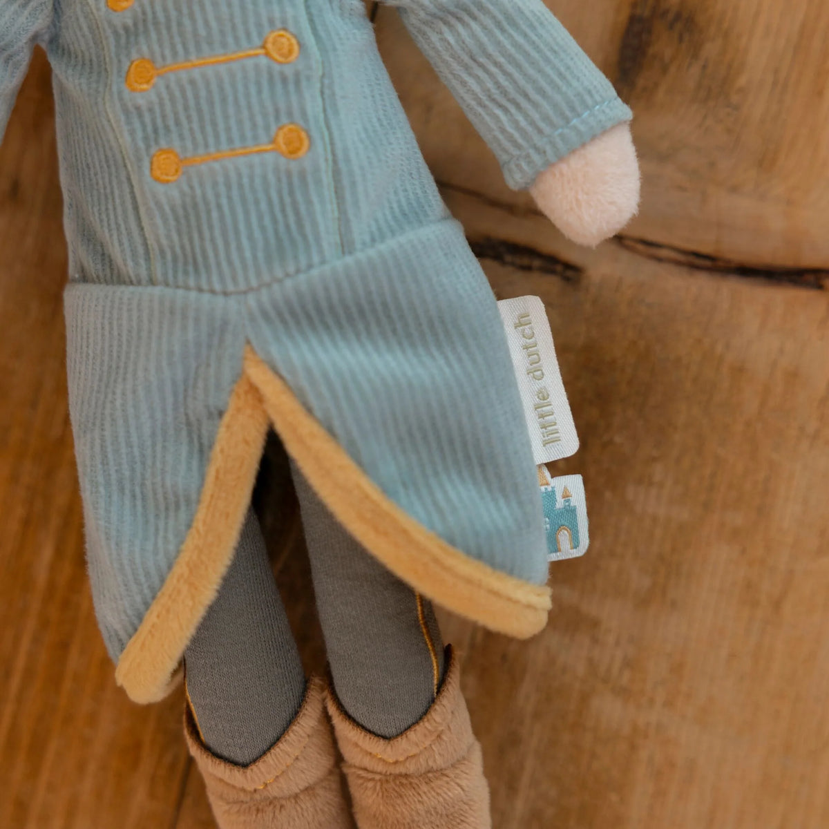 Poupée en tissu 35 cm Prince Jim, douce et royale. Idéale dès 12 mois pour stimuler l’imagination. Une belle poupée souple pour un bébé de 1 an