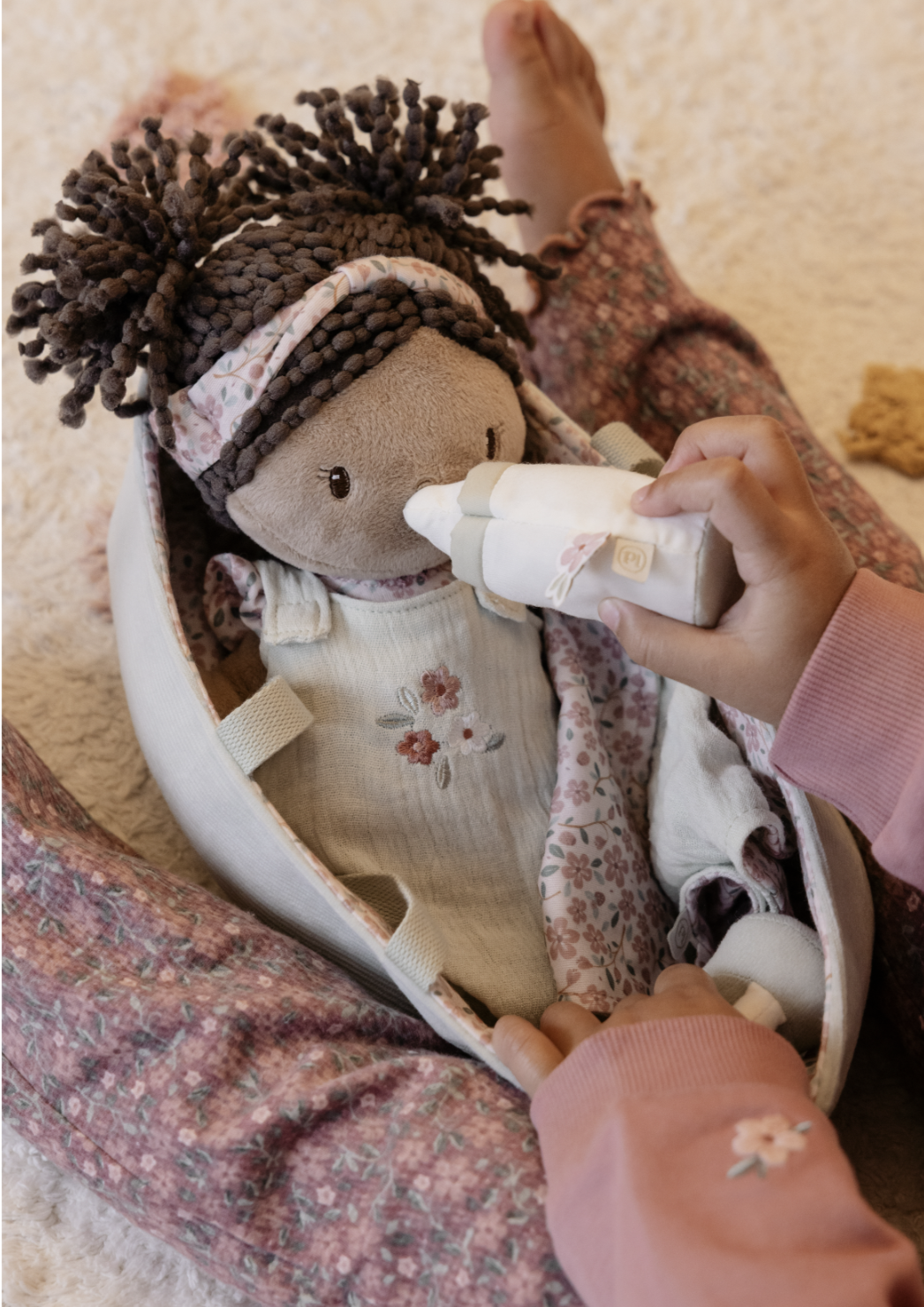 Poupon avec couffin et accessoires – Bébé Evi 12 mois+