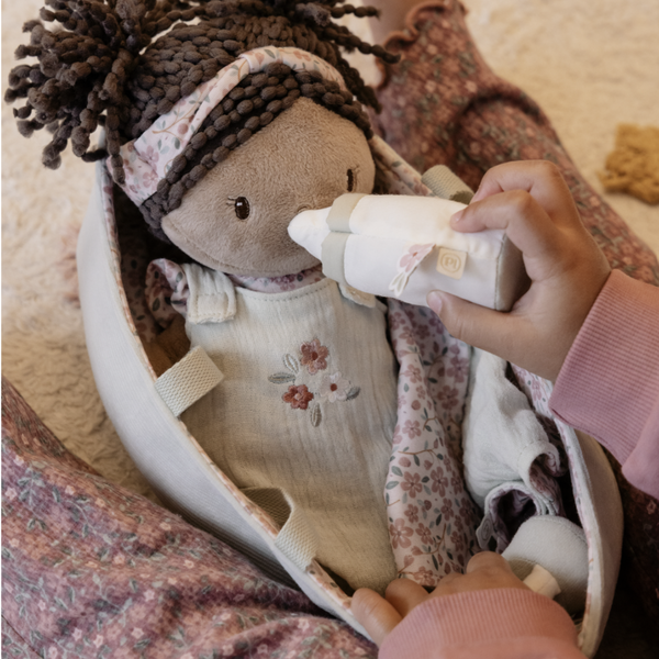 Poupon avec couffin et accessoires – Bébé Evi 12 mois+