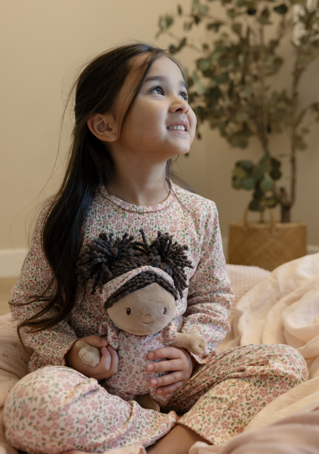 Poupon avec couffin et accessoires – Bébé Evi 12 mois+