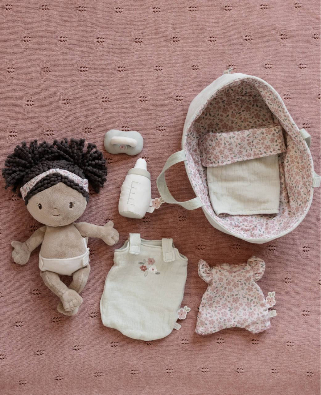 Poupon avec couffin et accessoires – Bébé Evi 12 mois+