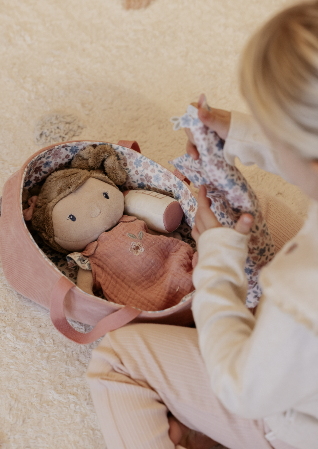 Poupon avec couffin et accessoires – Bébé Rosa 12 mois+