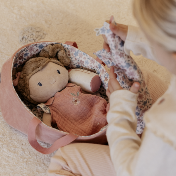 Poupon avec couffin et accessoires – Bébé Rosa 12 mois+
