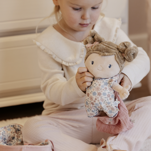 Poupon avec couffin et accessoires – Bébé Rosa 12 mois+