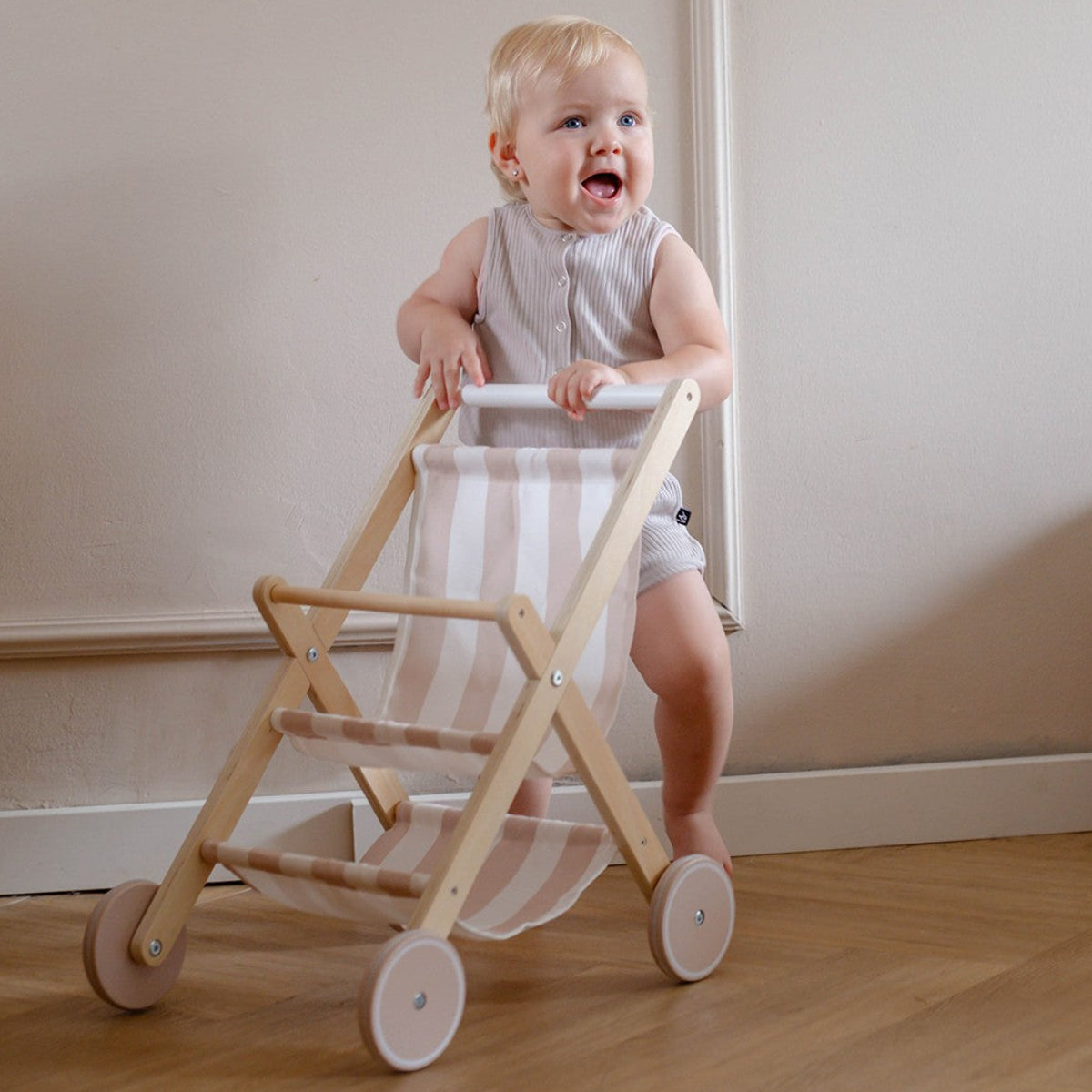 cette poussette poupée est idéale comme cadeau pour un enfant dès 18 mois