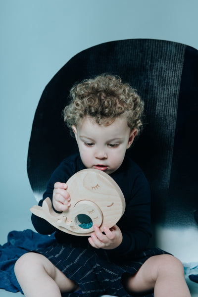 Puzzle sensoriel baleine et bébé – jouet d’éveil en bois PETIT BOOM