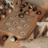 Découvrez Mes Dames 🐞, un puzzle Montessori en bois pour développer motricité, reconnaissance des formes et premiers chiffres dès 3 ans.