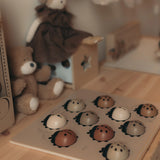 Découvrez Mes Dames 🐞, un puzzle Montessori en bois pour développer motricité, reconnaissance des formes et premiers chiffres dès 3 ans.