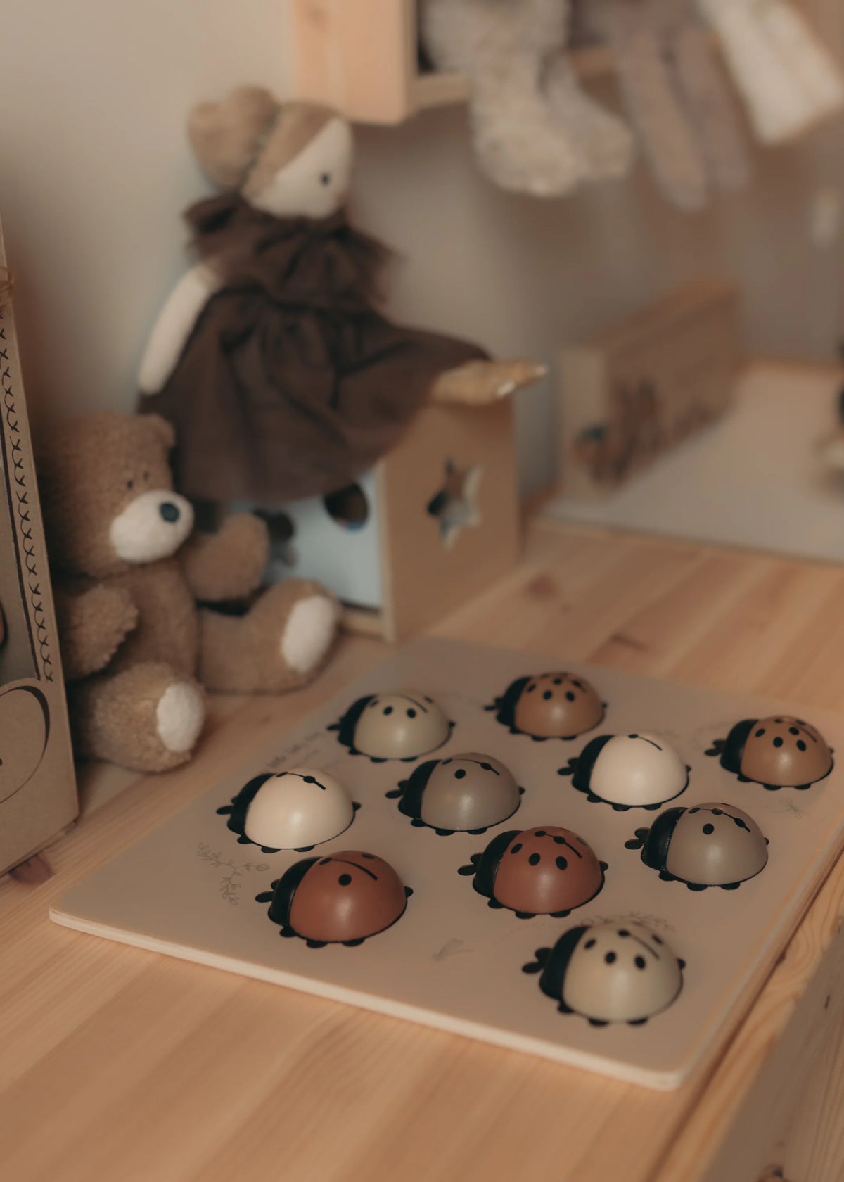 Découvrez Mes Dames 🐞, un puzzle Montessori en bois pour développer motricité, reconnaissance des formes et premiers chiffres dès 3 ans.