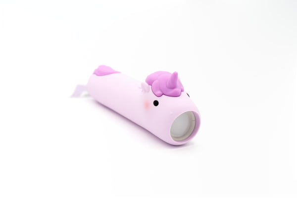 Lampe torche enfant licorne rechargeable USB-C. Lumière douce réglable idéale pour histoires du soir et aventures dès 3 ans.