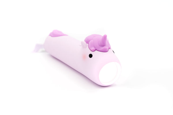 Lampe torche enfant licorne rechargeable USB-C. Lumière douce réglable idéale pour histoires du soir et aventures dès 3 ans.