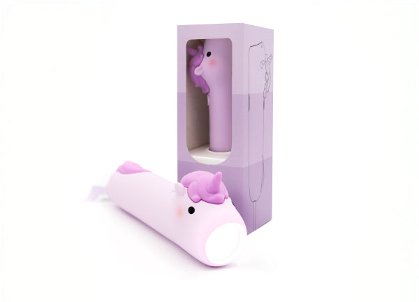 Lampe torche enfant licorne rechargeable USB-C. Lumière douce réglable idéale pour histoires du soir et aventures dès 3 ans.