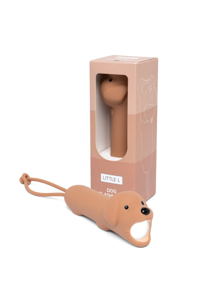 Lampe torche enfant chien caramel rechargeable USB-C. Lumière douce réglable pour histoires du soir et explorations dès 3 ans.