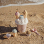 Seau de plage enfant avec accessoires en forme de glaces. Idéal pour jouer au sable à la plage, au jardin ou dans un bac à sable.