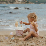 Seau de plage enfant avec accessoires en forme de glaces. Idéal pour jouer au sable à la plage, au jardin ou dans un bac à sable.