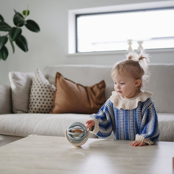 Suction Spinner Ball Mushie – Jouet sensoriel à ventouse – Dès 10 mois mushie