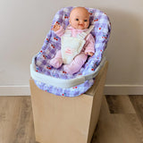 Coquille Tiny Harlow Vichy lilas et cerise pour transporter votre poupée partout. Poignée, sangles sécurisées et housse amovible lavable. Jouet d’imitation pour enfants dès 3 ans.