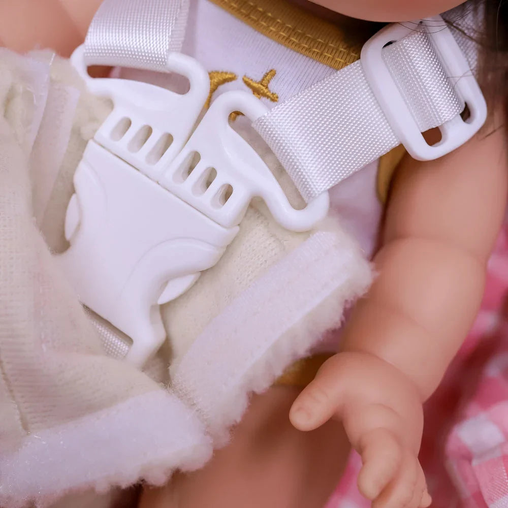 Coquille Tiny Harlow Vichy lilas et cerise pour transporter votre poupée partout. Poignée, sangles sécurisées et housse amovible lavable. Jouet d’imitation pour enfants dès 3 ans.