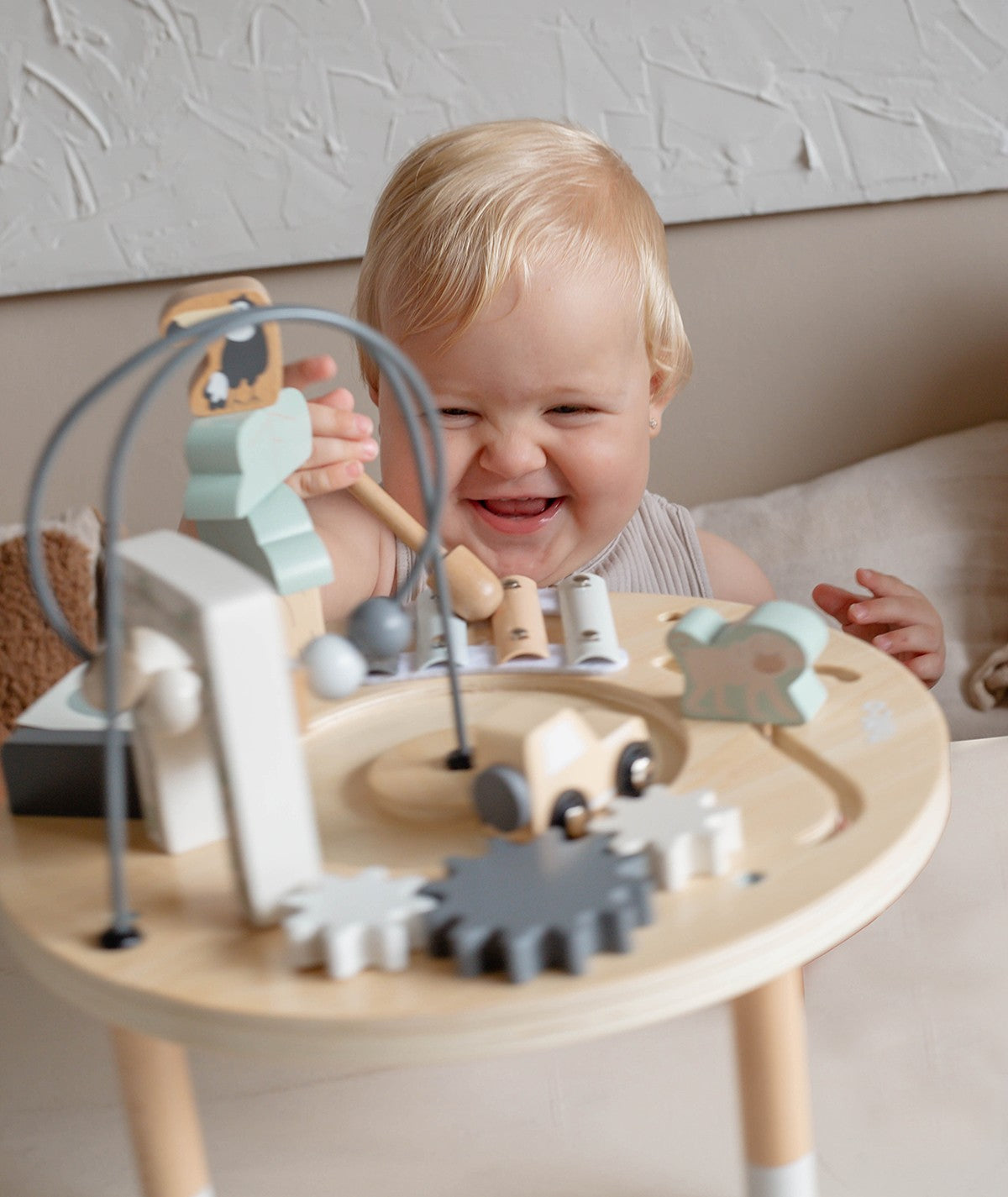 Table d’activité bébé en bois dès 18 mois. Jouet d’éveil complet pour développer motricité et coordination.