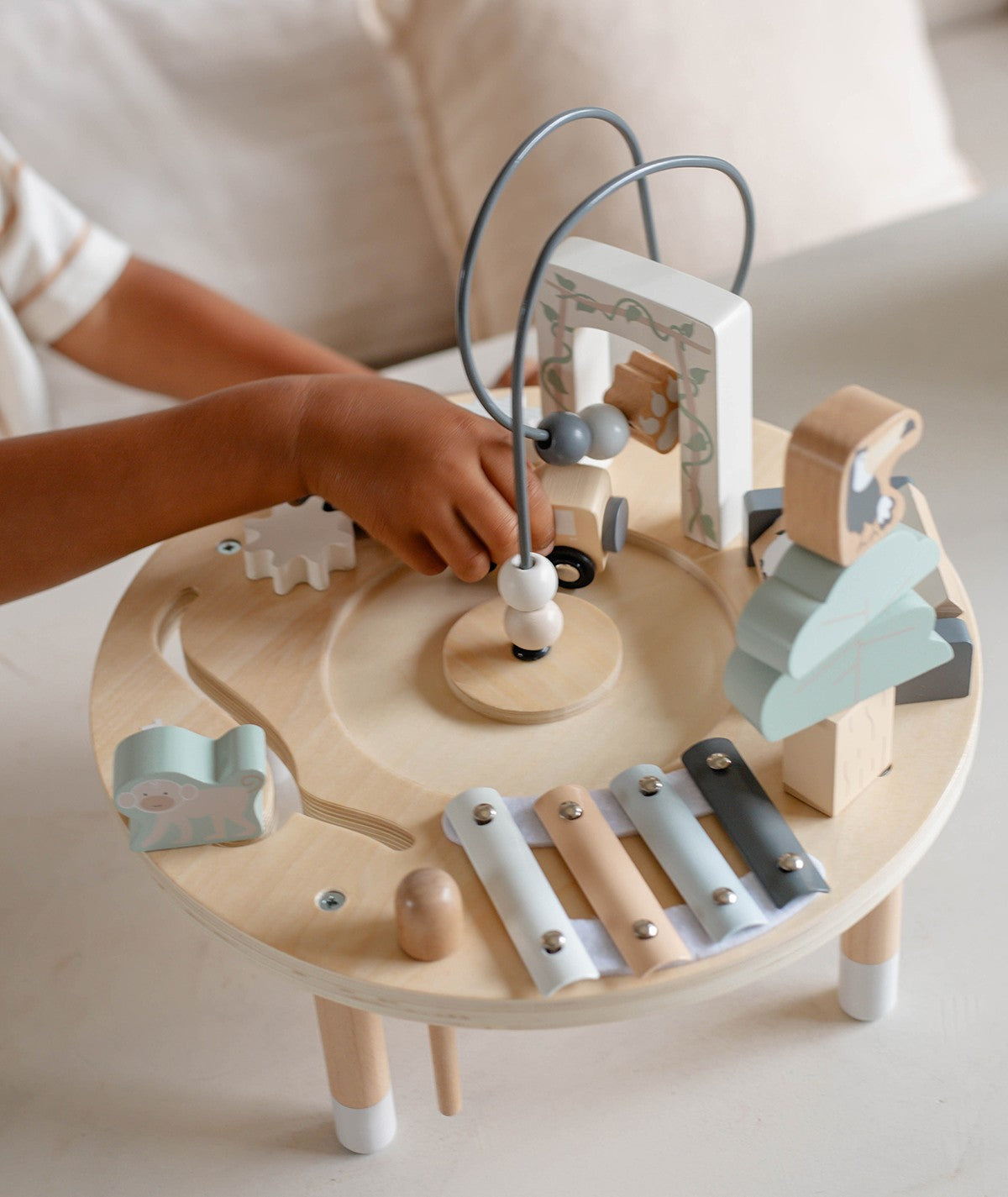Table d’activité bébé en bois dès 18 mois. Jouet d’éveil complet pour développer motricité et coordination.