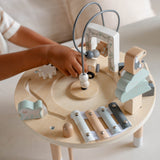 Table d’activité bébé en bois dès 18 mois. Jouet d’éveil complet pour développer motricité et coordination.