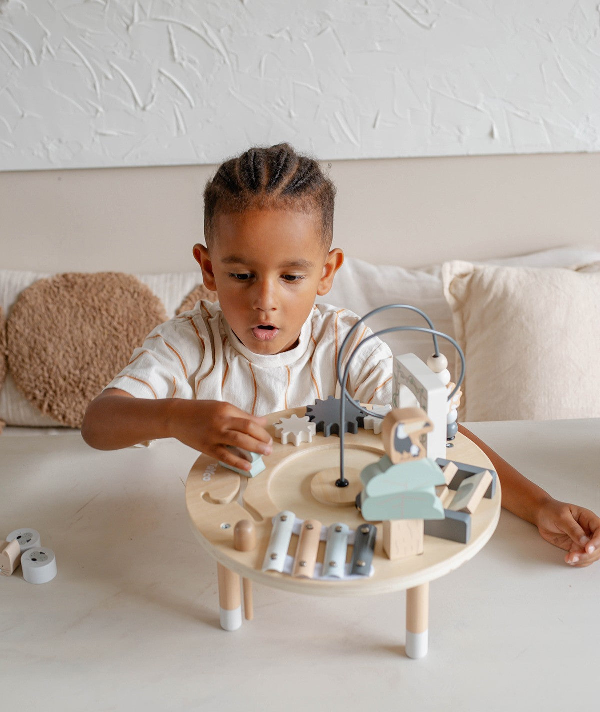 Table d’activité bébé en bois dès 18 mois. Jouet d’éveil complet pour développer motricité et coordination.