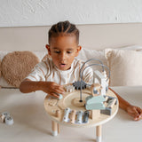 Table d’activité bébé en bois dès 18 mois. Jouet d’éveil complet pour développer motricité et coordination.