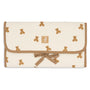 Découvrez le tapis à langer nomade Mini Teddy Bear : idéal pour changer bébé partout, compact, confortable et facile à nettoyer. Un indispensable pour les sorties et la valise maternité !