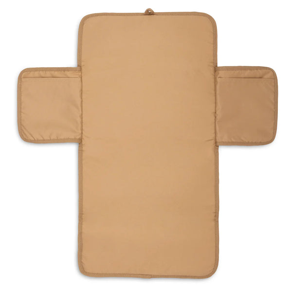 Découvrez le tapis à langer nomade Mini Teddy Bear : idéal pour changer bébé partout, compact, confortable et facile à nettoyer. Un indispensable pour les sorties et la valise maternité !